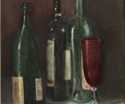 Tre bottiglie e calice rosso