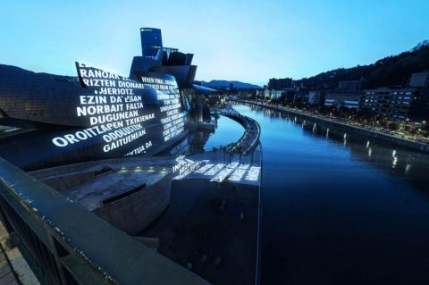 La nuova installazione di Jenny Holzer per la facciata del Guggenheim di Bilbao